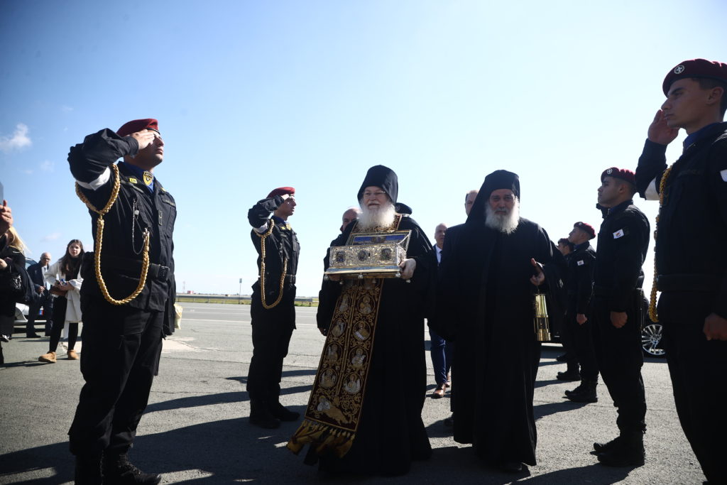 Κύπρος, αποστολή ope.gr: Με τιμές αρχηγού κράτους η υποδοχή της Αγίας Ζώνης στο αεροδρόμιο της Λάρνακας (ΦΩΤΟ+ΒΙΝΤΕΟ)