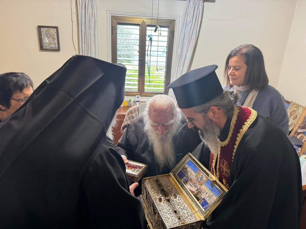 Η συγκίνηση του Αρχιμανδρίτη Χρυσοστόμου Κωνσταντίνου ενώπιον της Αγίας Ζώνης (ΦΩΤΟ)