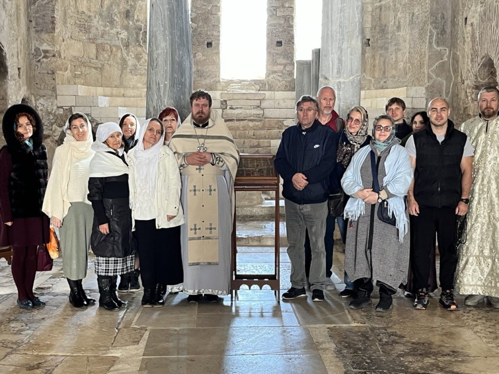В городе святителя Николая Чудотворца совершено богослужение для русскоязычных верующих
