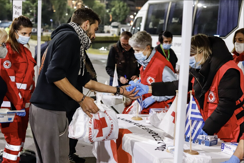 Ο Ελληνικός Ερυθρός Σταυρός κόβει πίτα για τους άστεγους στο λιμάνι του Πειραιά