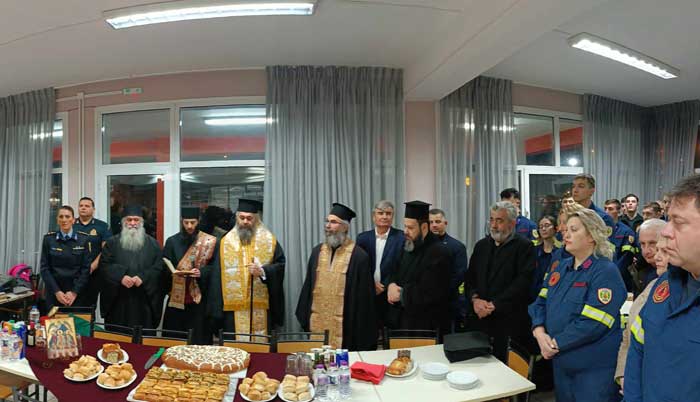 Ο Μητροπολίτης Φλωρίνης ευλόγησε τη Bασιλόπιτα στη Σχολή Πυροσβεστών Πτολεμαΐδας