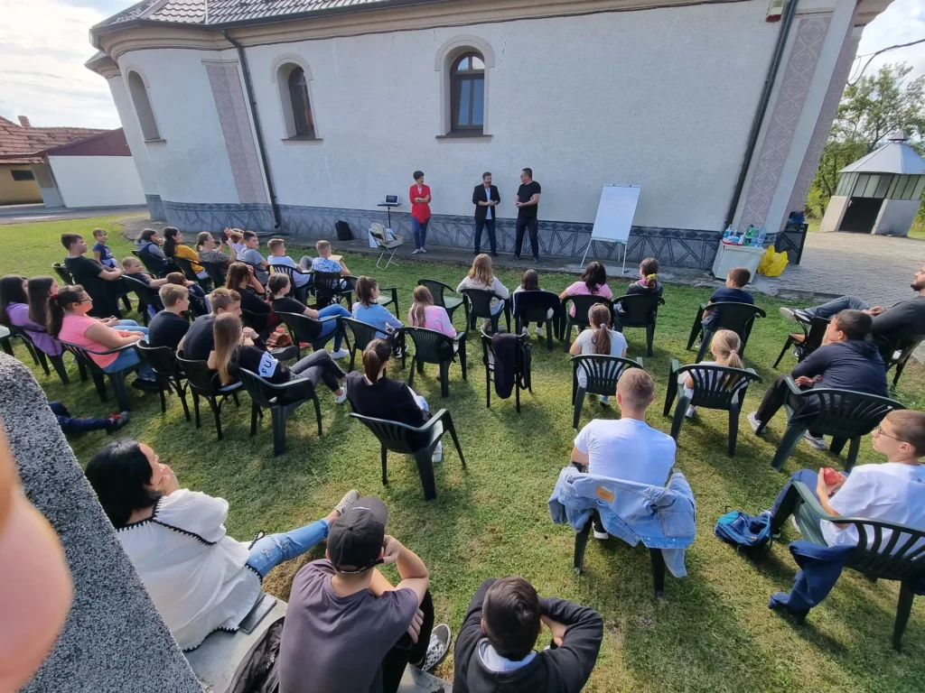 Provocările adolescenței, dependența, etapele iubirii și alte teme de interes pe agenda catehetică a Eparhiei Clujului