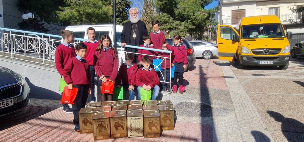 Διανομή ελαιόλαδου σε ευάλωτες οικογένειες από την Ι.Μ. Ιλίου και τα Μοντεσσοριανά Σχολεία