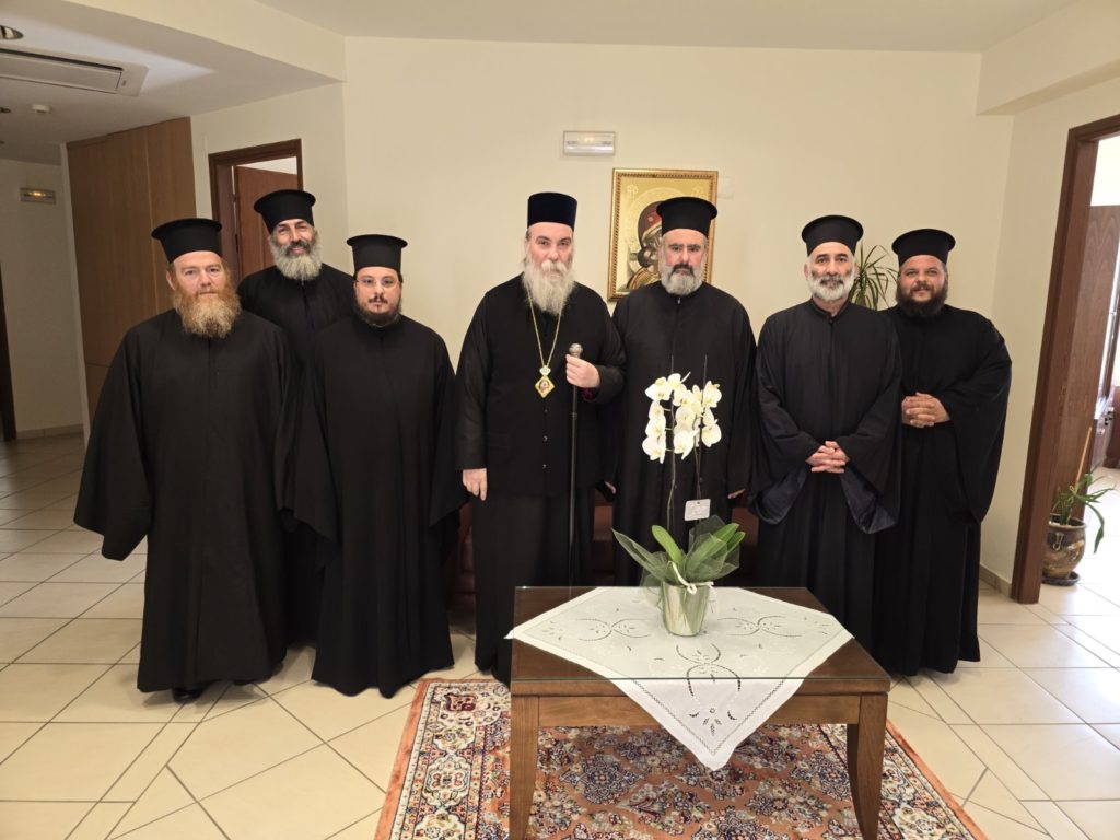 Ο Ιερός Σύνδεσμος Κληρικών της Ι.Μ. Κισάμου στον Μητροπολίτη Αμφιλόχιο