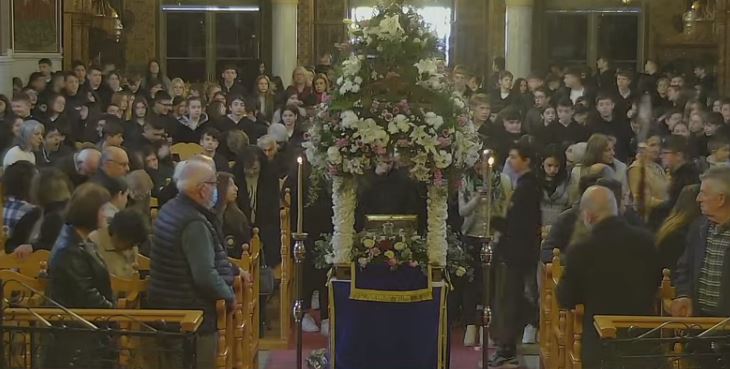 Μαθητές και μαθήτριες προσκυνούν την Αγία Ζώνη στο Παραλίμνι (ΒΙΝΤΕΟ)