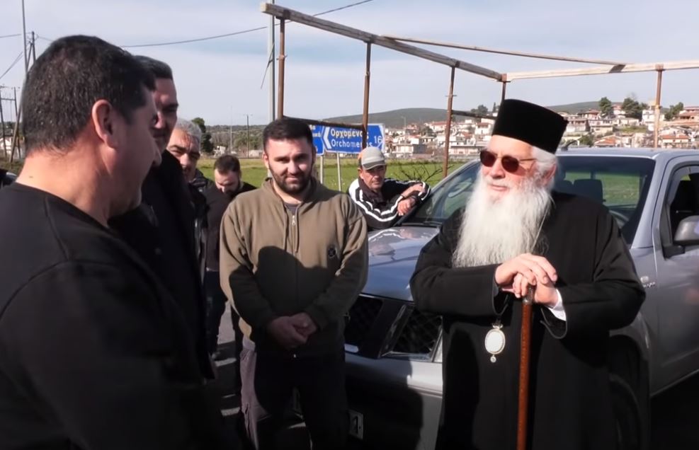 Στα μπλόκα των αγροτών Μητροπολίτες (ΒΙΝΤΕΟ)