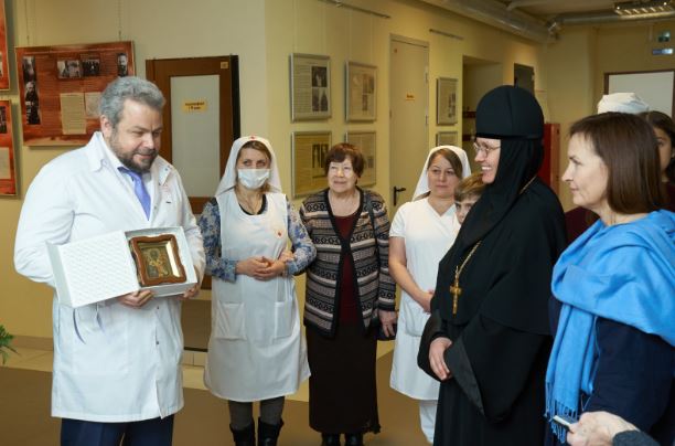 Настоятельница Марфо-Мариинской обители милосердия г. Москвы передала в дар больнице святителя Алексия уникальную икону