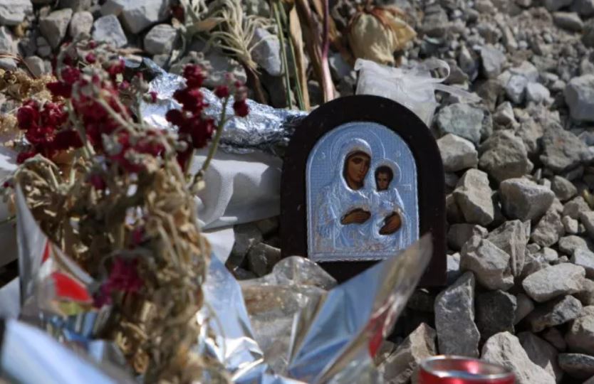 Επιμνημόσυνη δέηση στη Θεολογική Σχολή του ΑΠΘ για τα θύματα της σιδηροδρομικής τραγωδίας των Τεμπών