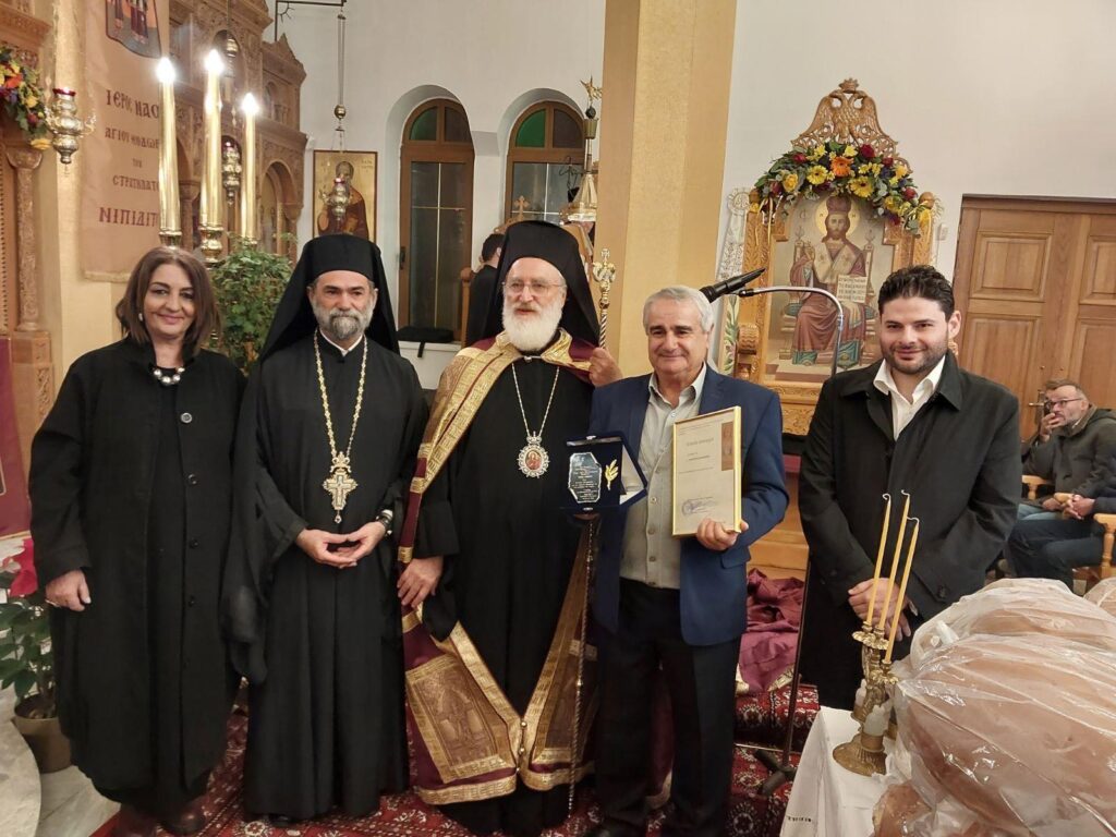 Τιμητική πλακέτα στον Αντώνη Κοτρωνάκη για την πολυετή διακονία στο αναλόγιο της ενορίας Νιπιδίτου
