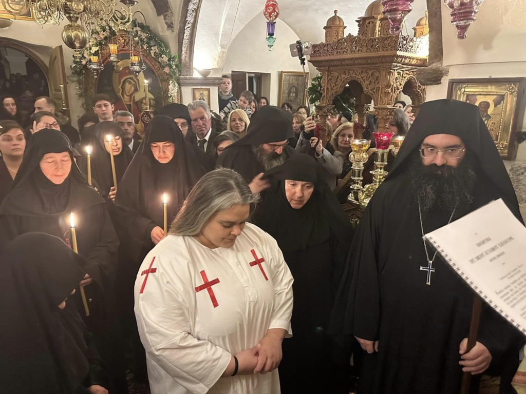 Κουρά μοναχής στο Ιερό Μετόχιο Αγίου Γεωργίου «Θαλασσίτου» από τον Μητροπολίτη Θήρας