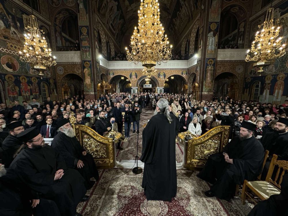 Λάρισα: Πλήθος πιστών ανταποκρίθηκε στο προσκλητήριο της Μητρόπολης στην ειρηνική εκδήλωση για τον “γάμο” ομοφυλόφιλων ζευγαριών