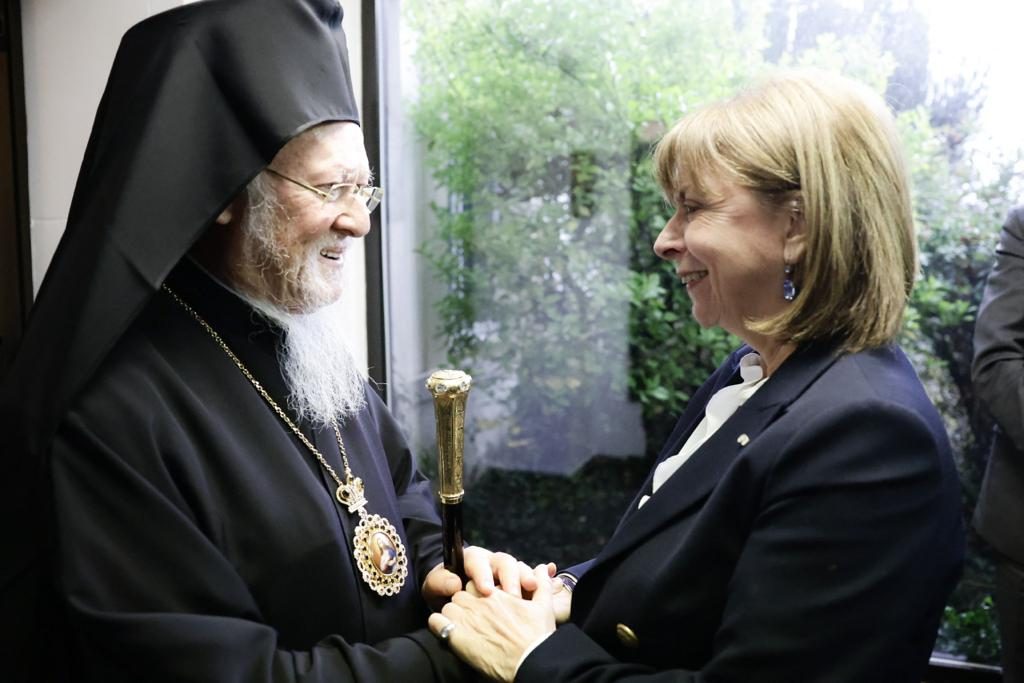 Ευχές της Κατερίνας Σακελλαροπούλου στον Οικουμενικό Πατριάρχη για τα γενέθλιά του