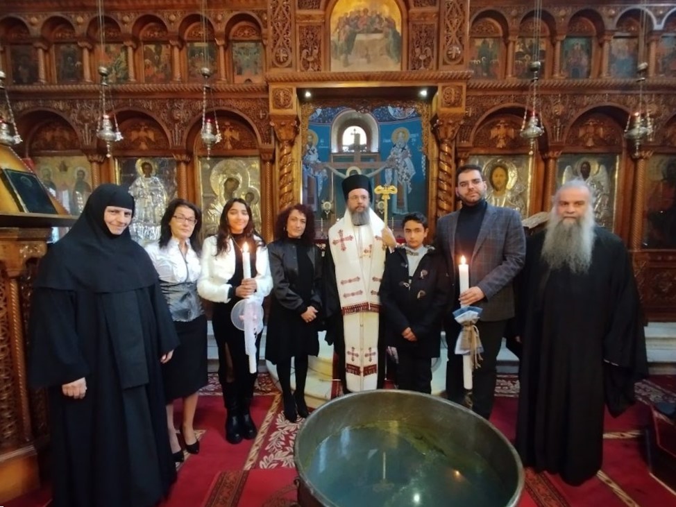 Ο Μητροπολίτης Αιτωλίας τέλεσε το Μυστήριο του Βαπτίσματος δύο τέκνων που έχασαν τη μητέρα τους