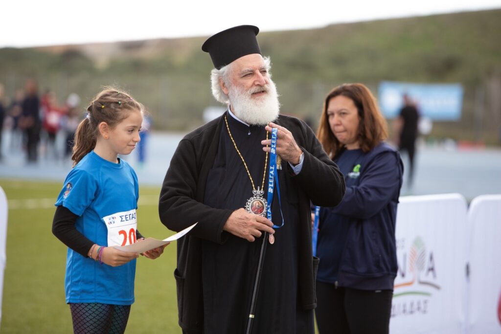 Ο Μητροπολίτης Ανδρέας παρακολούθησε τους αγώνες στίβου στο Αρκαλοχώρι