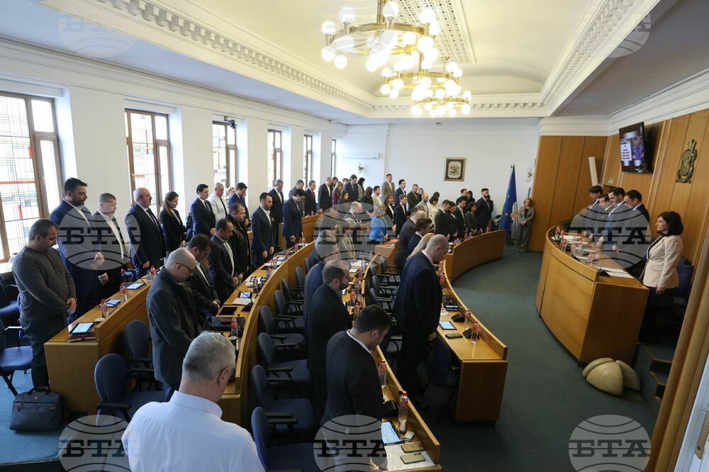 С минута мълчание в памет на Българския патриарх и Софийски митрополит Неофит започна извънредното заседание на Столичния общински съвет