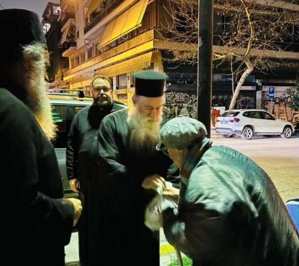 Ιερά Αρχιεπισκοπή Αθηνών: Συνεχίζονται οι επισκέψεις σε αστέγους στο Κέντρο της Αθήνας