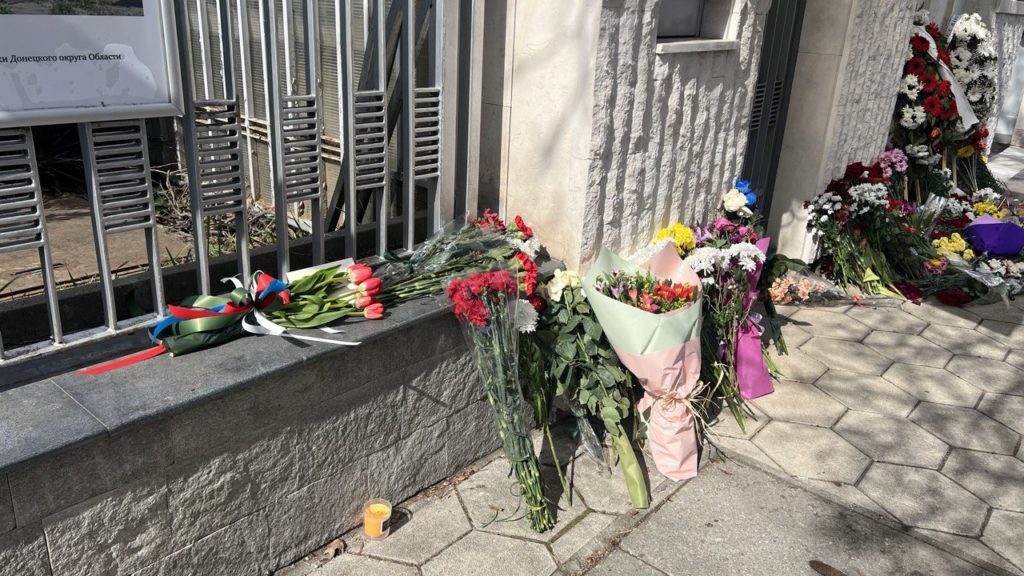 Жители Софии несут цветы к Русскому Подворью в память о жертвах теракта в «Крокус Сити Холле»