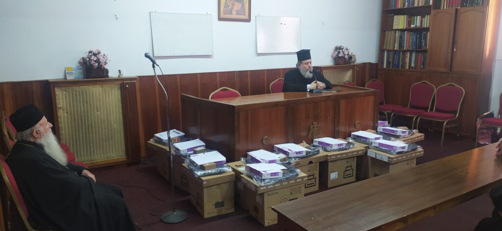 Παράδοση υπολογιστών και εκτυπωτών στους ιερείς της Ιεράς Μητροπόλεως Λάμπης
