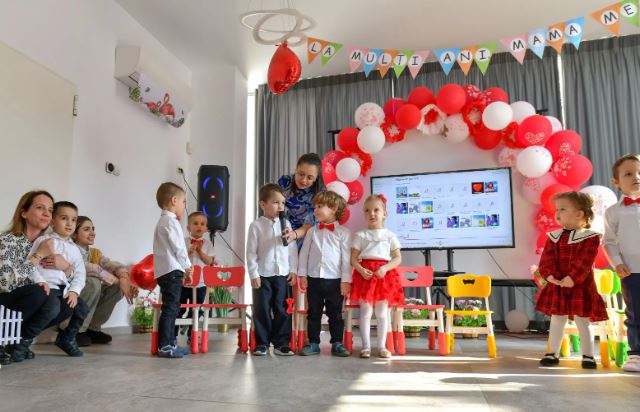 Παιδιά από το Νηπιαγωγείο του Πατριαρχείου Ρουμανίας τίμησαν την Ημέρα της Γυναίκας μαζί με τις μητέρες και τις γιαγιάδες τους