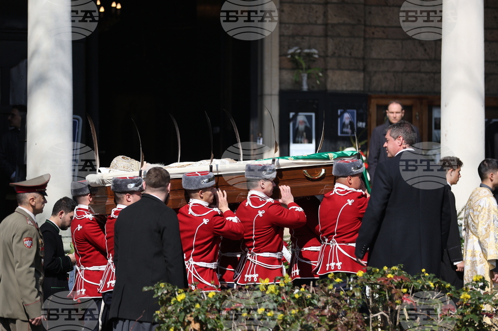 Патриарх Неофит беше погребан до катедралния митрополитски храм “Св. Неделя”