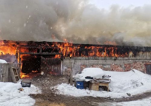 Пермский край: в Соликамском монастыре загорелась кровля