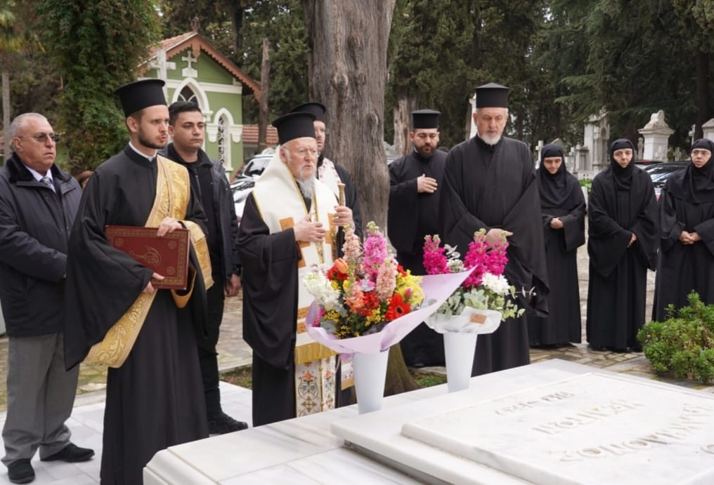 تريصاجيون أمام مرقد المثلث الرحمات متروبوليت خلقيدونية ميليتون