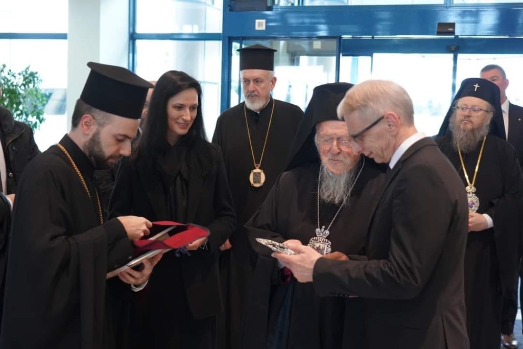 سيادة رئيس وزراء بلغاريا يودع الكلي القداسة في المطار