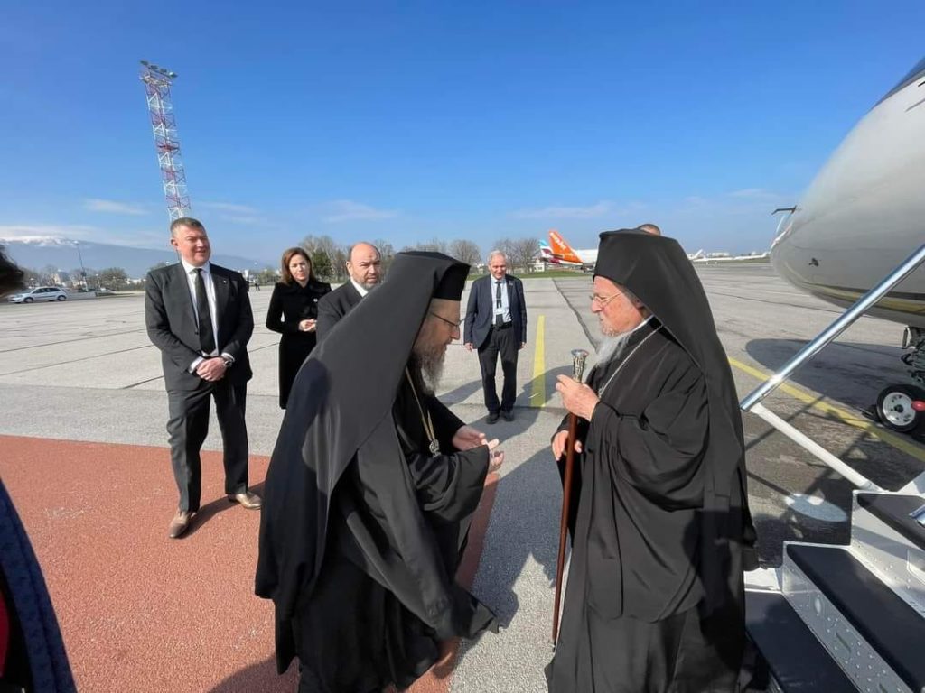 صور استقبال الكلي القداسة في المطار بلغاريا