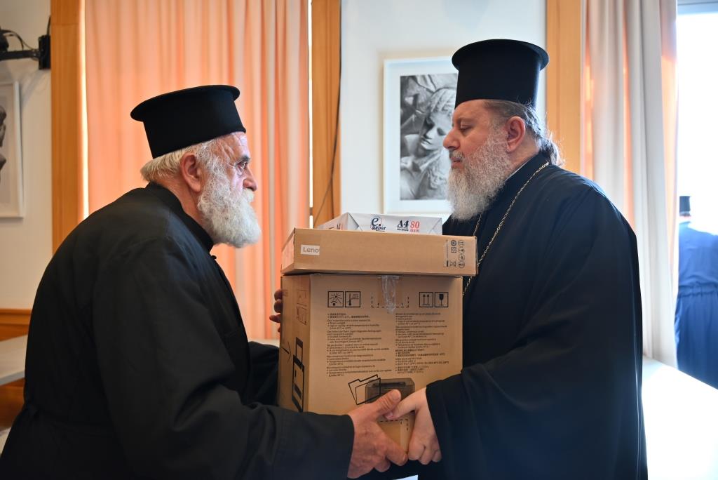 Παράδοση υπολογιστών και εκτυπωτών στους ιερείς της Ιεράς Μητροπόλεως Σύρου