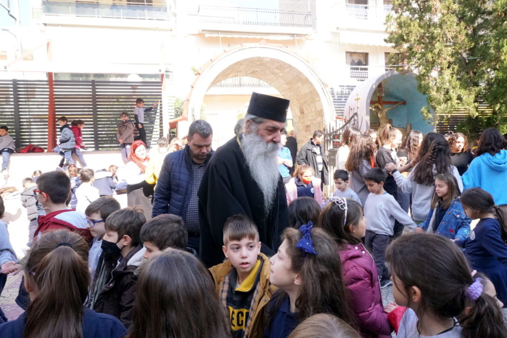 Συγχαρητήρια Μητροπολίτη Σεραφείμ στους παρελαύνοντες των Εκπαιδευτηρίων της Ι.M. Πειραιώς