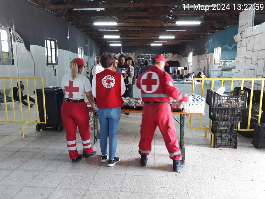 Ο Ελληνικός Ερυθρός Σταυρός συνδράμει τους μετανάστες στην Κρήτη