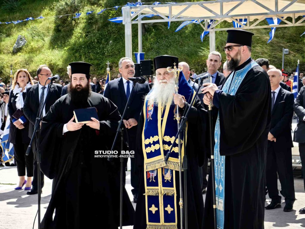 Ο Μητροπολίτης Αργολίδος στην μαθητική και στρατιωτική παρέλαση στο Ναύπλιο για την 25η Μαρτίου