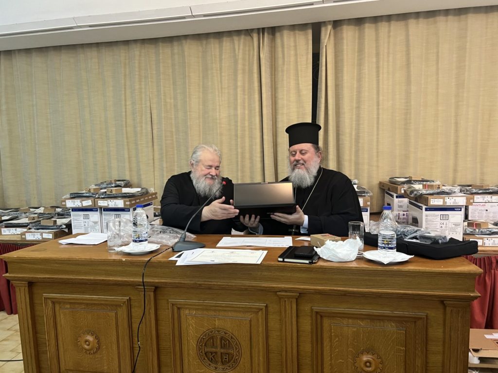 Παράδοση υπολογιστών και εκτυπωτών στους ιερείς της Ιεράς Μητροπόλεως Κυδωνίας