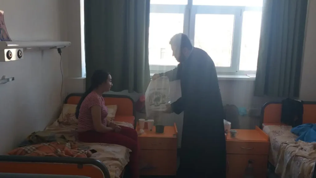 În ajunul Bunei Vestiri, Arhiepiscopia Sibiului le-a oferit daruri mamelor de la Maternitatea Spitalului Județean