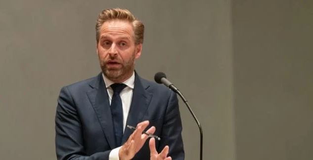 Η Ολλανδία πήρε πίσω την πρόταση να αντικατασταθεί στα μητρώα ο όρος «μητέρα» με το «γονέας από τον οποίο γεννήθηκε το παιδί»