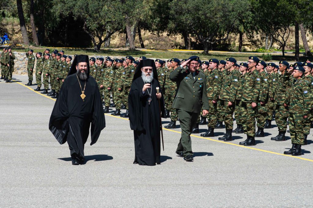 Ο Κηφισίας Κύριλλος όρκισε τους νεοσύλλεκτους της Καλαμάτας