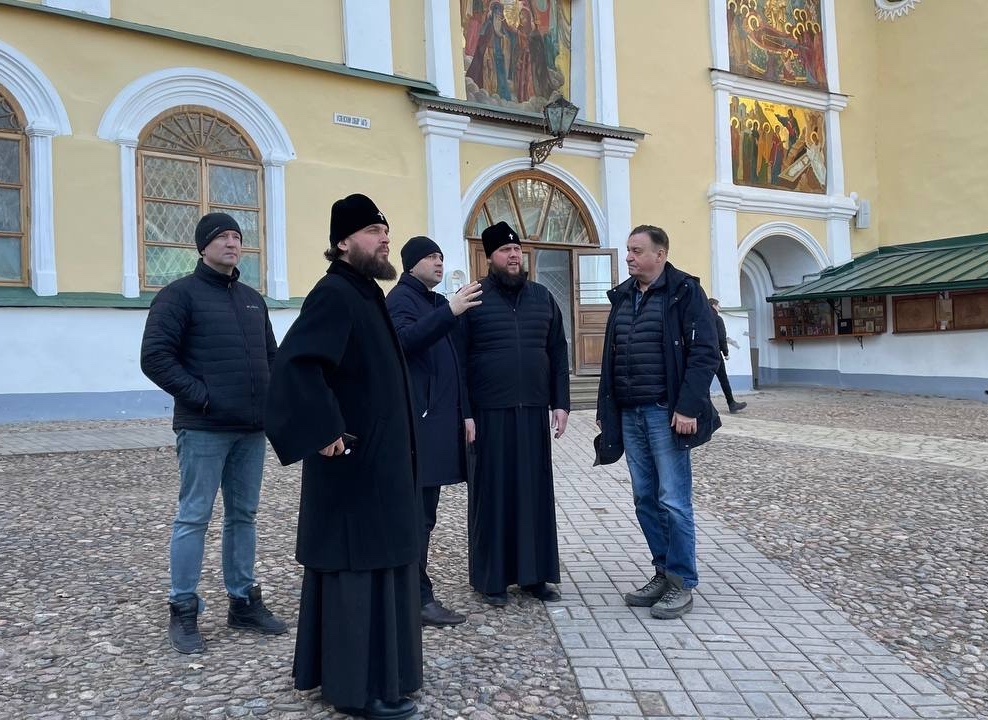 ПРЕДСЕДАТЕЛЬ ФХУ ПРОВЕЛ ВЫЕЗДНОЕ СОВЕЩАНИЕ ПО ВОПРОСАМ СОХРАНЕНИЯ ОБЪЕКТОВ КУЛЬТУРНОГО НАСЛЕДИЯ ПСКОВСКОЙ ЕПАРХИИ