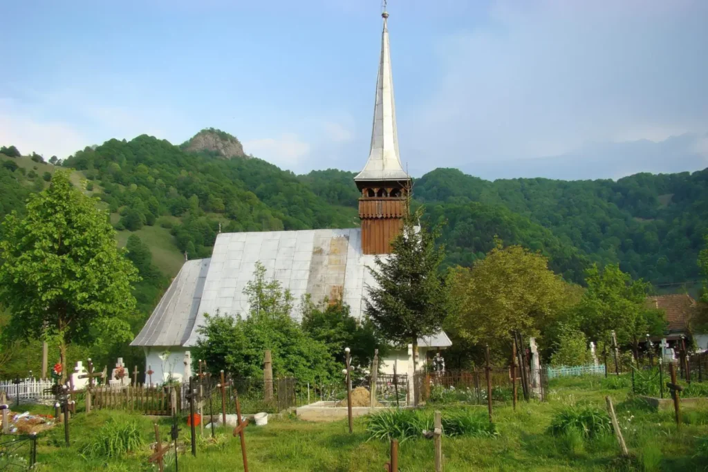 Institutul Național al Patrimoniului renovează bisericuța de lemn din satul natal al PS Benedict Bistrițeanul