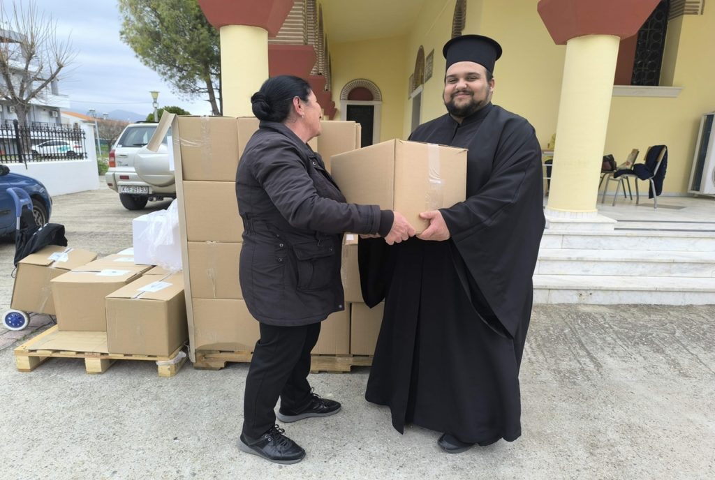 Διανομή δεμάτων – τροφίμων από την Ιερά Μητρόπολη Μαρωνείας και Κομοτηνής