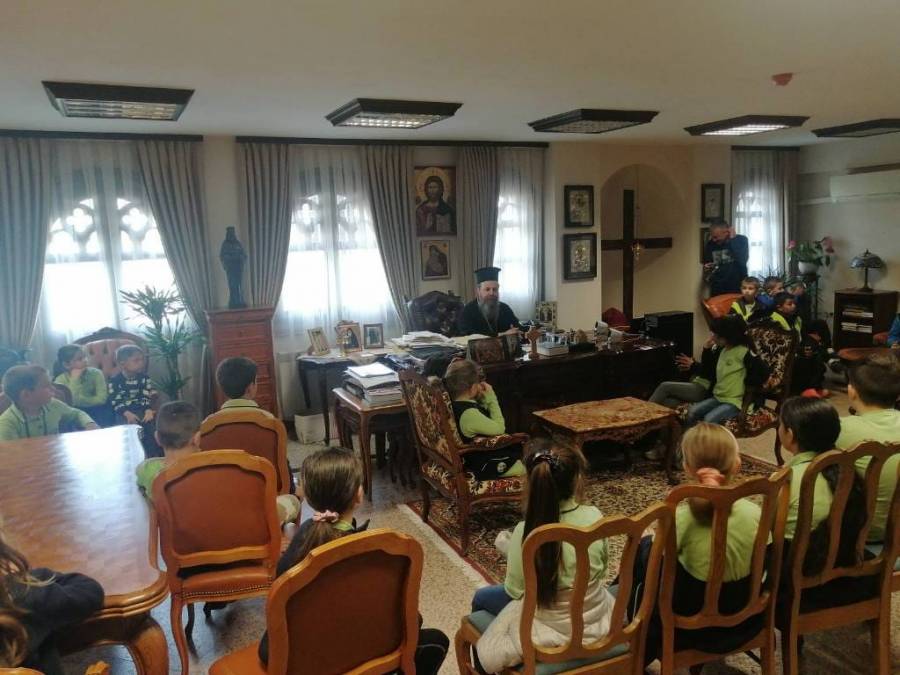 Празникът Благовещение влезе в класната стая чрез духовници и учители