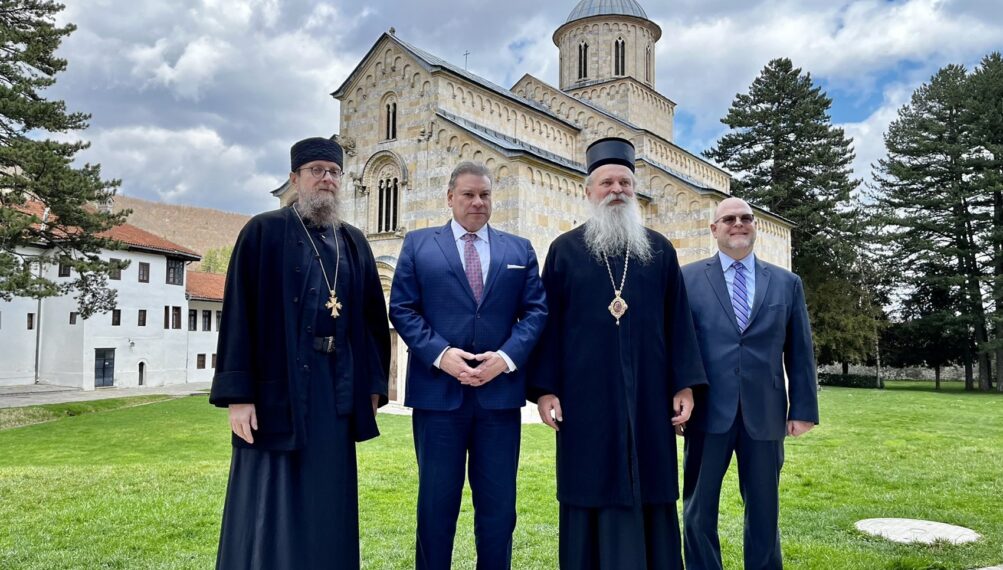 Ο ειδικός απεσταλμένος των ΗΠΑ για τα Δυτικά Βαλκάνια στην Ιερά Μονή Βίσοκι Ντέτσανι