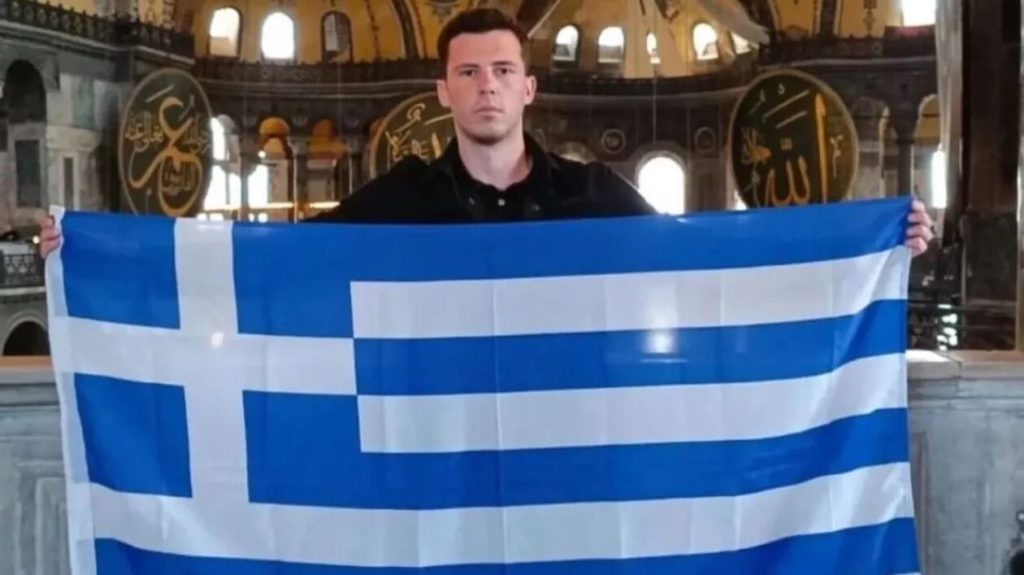 Έλληνας άνοιξε την ελληνική σημαία στην Αγία Σοφία – Αντιδράσεις στην Τουρκία