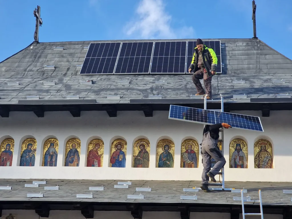Din iunie, se poate aplica pentru dotarea lăcașurilor de cult cu panouri fotovoltaice