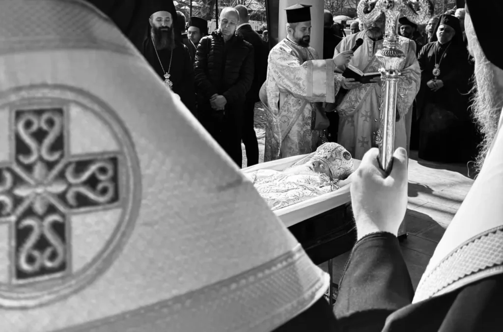 Patriarhul Neofit al Bulgariei, petrecut la locul de veci de credincioși și ierarhi bulgari și ai Bisericilor surori