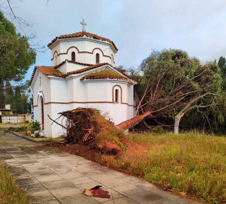 Μεσολόγγι: Ανεμοστρόβιλος προκάλεσε ζημιές στην περιοχή του Κοιμητηρίου του Αγίου Λαζάρου