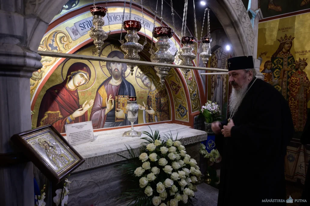 Mitropolitul Basarabiei s-a închinat la mormântul Sf. Ștefan cel Mare de la Mănăstirea Putna