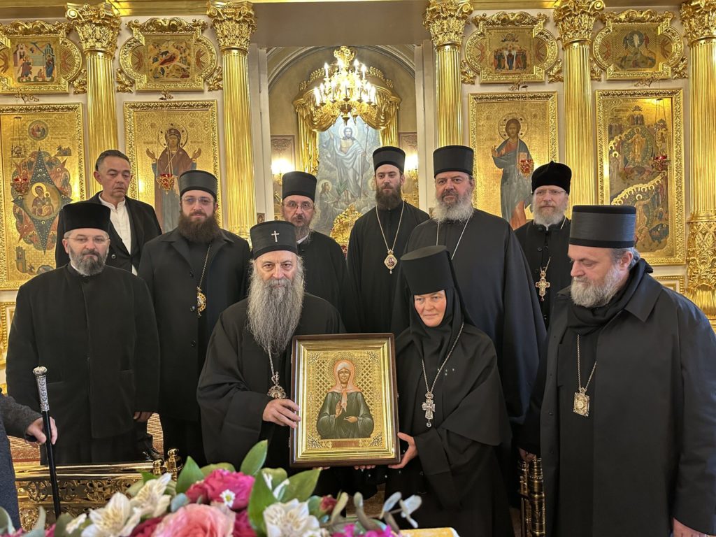 Ο Πατριάρχης Σερβίας προσκύνησε το ιερό λείψανο της Αγίας Ματρώνας στη Μόσχα (ΦΩΤΟ)