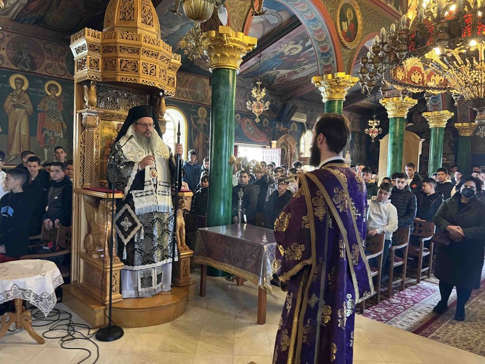 Ο Μητροπολίτης Λαρίσης τέλεσε την Προηγιασμένη Θεία Λειτουργία στον Πλατύκαμπο