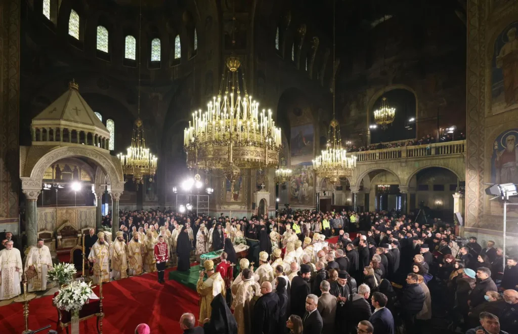 Ierarhii din delegația română își iau rămas bun de la Patriarhul Neofit. Imagini de la slujba de înmormântare
