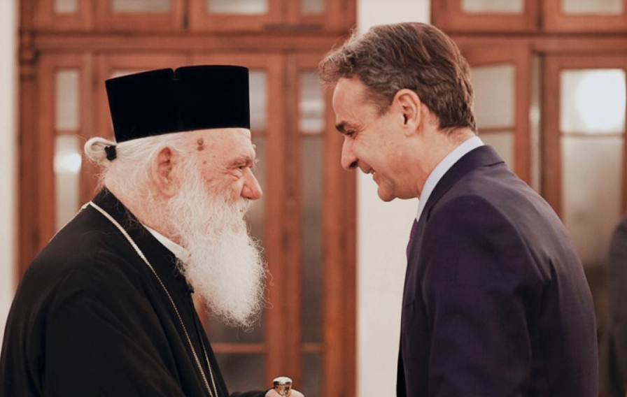 Στο “ή παπάς παπάς ή ζευγάς ζευγάς” οι σχέσεις Πρωθυπουργού με την Εκκλησία